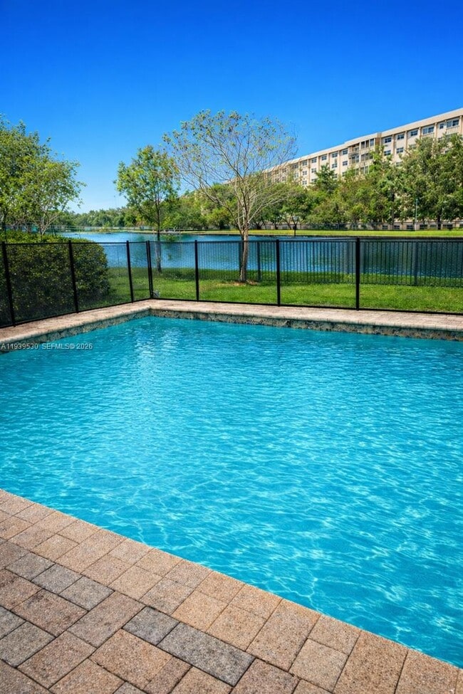 Foto del edificio - 909 NE 193rd Terrace