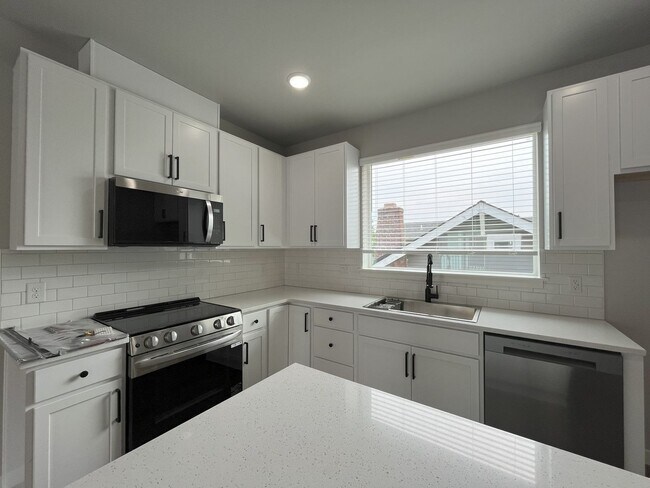 Building Photo - Stylish 2-Bedroom Home with Stainless Stee...
