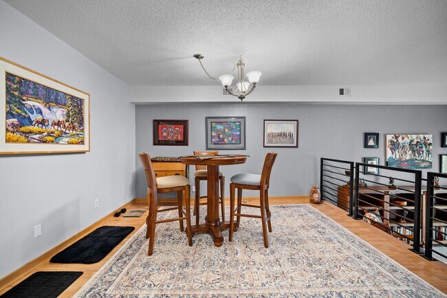 Building Photo - 2bed 2 bath contemporary condo overlooking the Waveland Golf Course