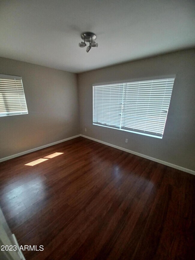 Foto del edificio - 310 W Earll Dr