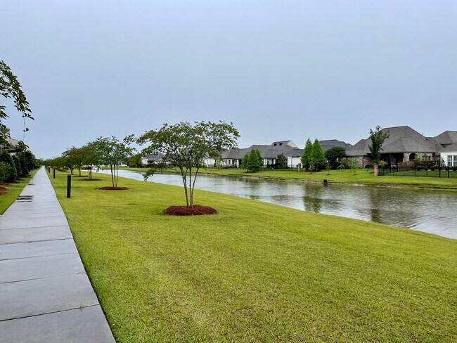Building Photo - Fantastic 4 Bedroom on the Lake & includes...