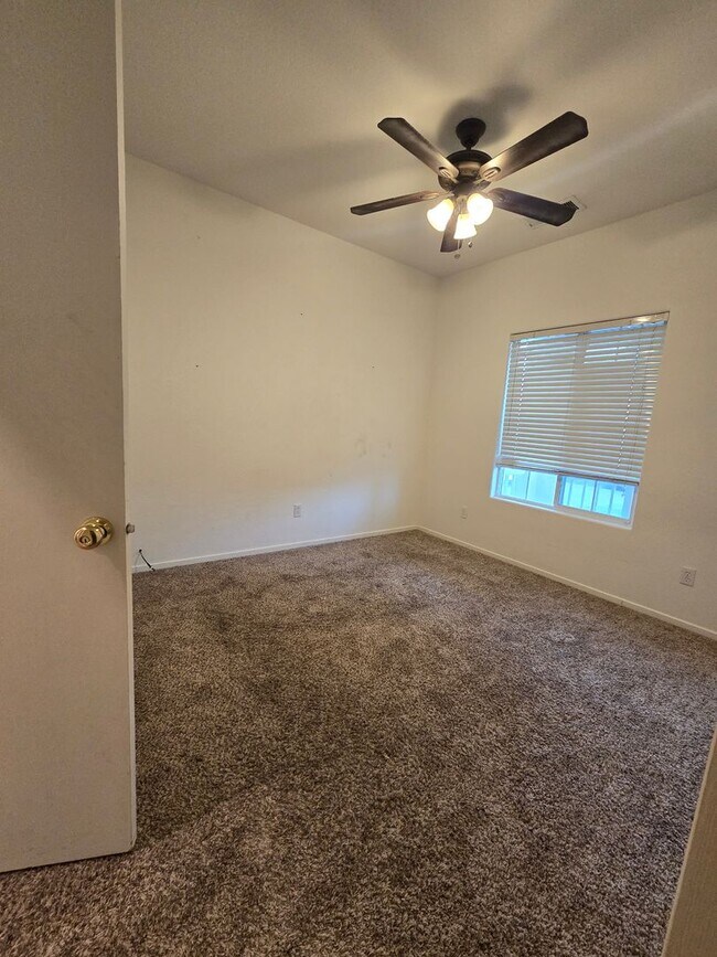 Foto del edificio - 3 BR 2 BA Available Now