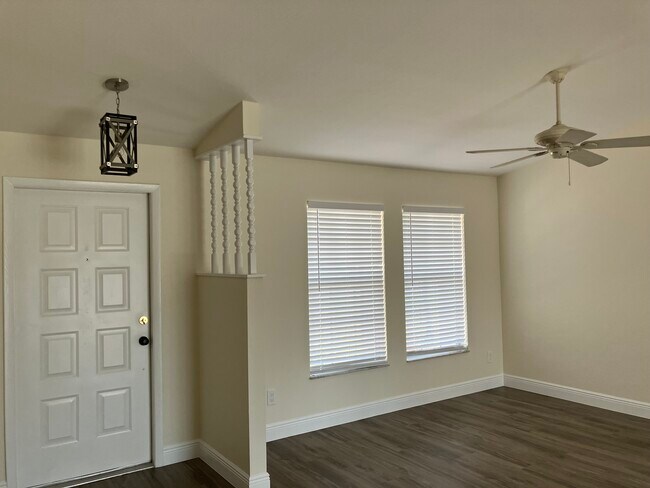 Vista de la puerta principal - 3712 SW 5th Pl