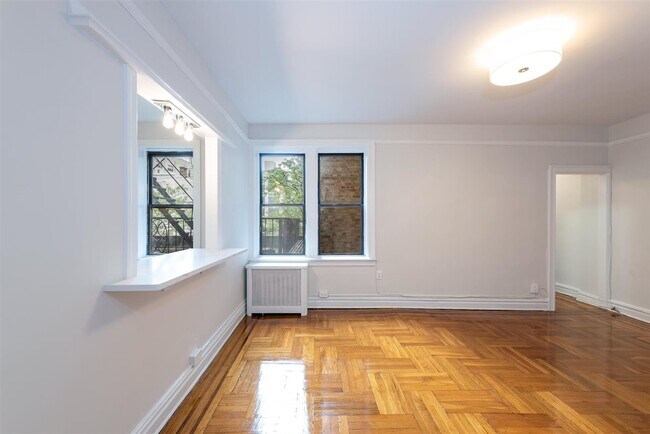 Building Photo - 124 Storms Ave