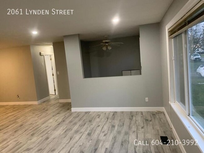 Building Photo - Bright & Open Updated Home!