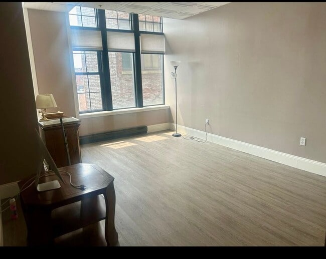 Building Photo - One bedroom apartment in downtown Lowell