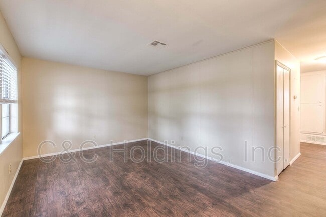 Building Photo - 212 201st E Ave