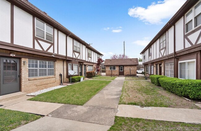 Courtyard facing East - 2515 S Florence Pl