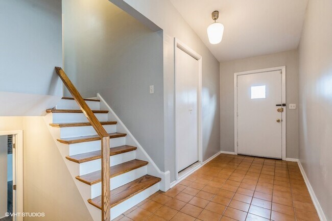 Building Photo - 833 Lavergne Ave