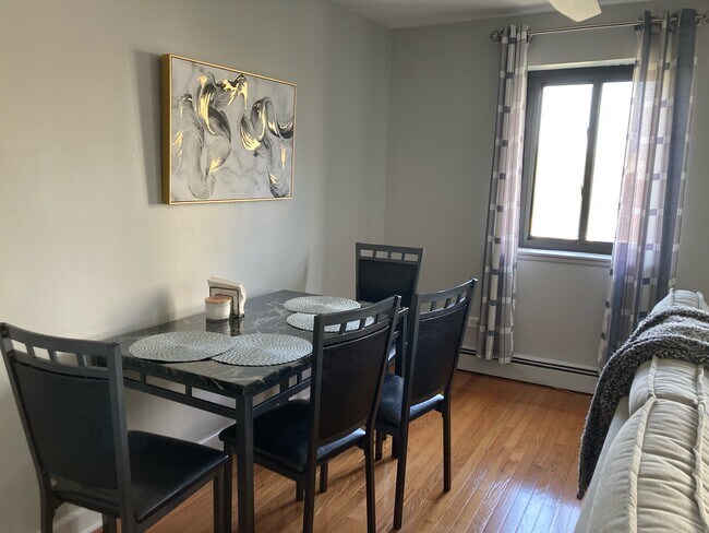 Kitchen area - 607 W Wrightwood Ave
