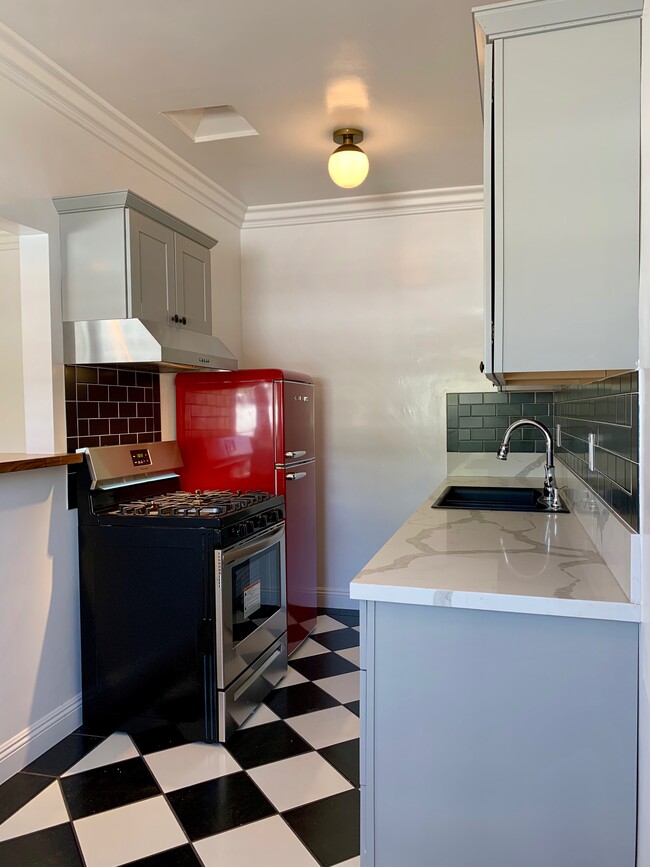 Building Photo - 974 S Catalina St