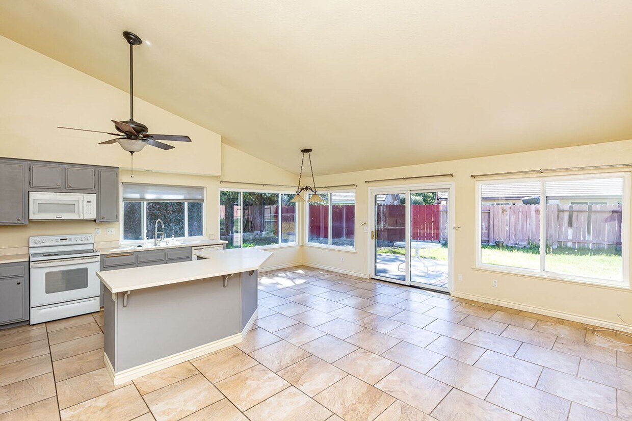 Foto principal - *** STUNNING OCEANSIDE 4/2 HOME , PET FRIE...