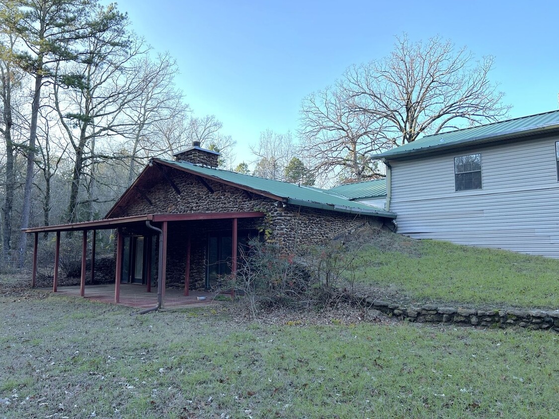 Primary Photo - 4 Bedroom Single Family Home in Brownsboro