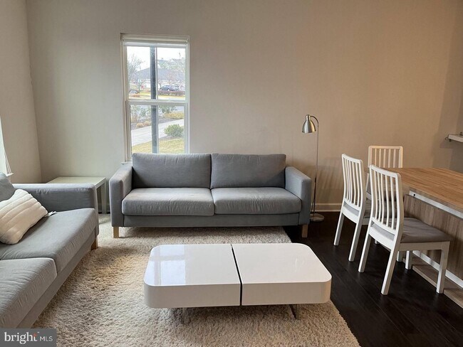 Foto del edificio - Welcome to this beautifully refreshed residence in the heart of Herndon, where comfort meets effo...