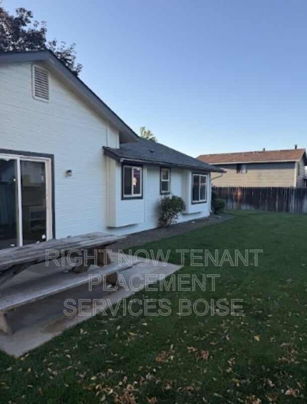 Building Photo - 2256 N Pawnee Ln