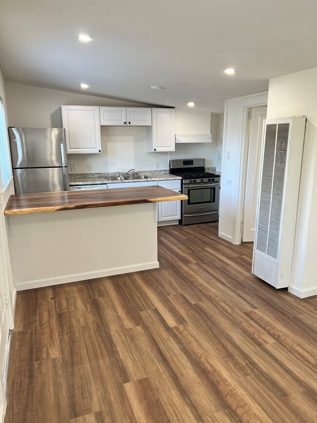 Foto del edificio - 1311 Deturk Ave