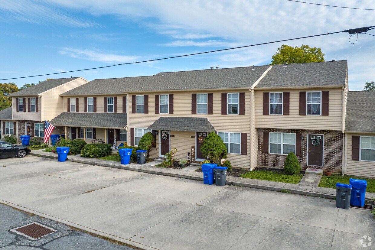 Primary Photo - 1002 Rebecca St