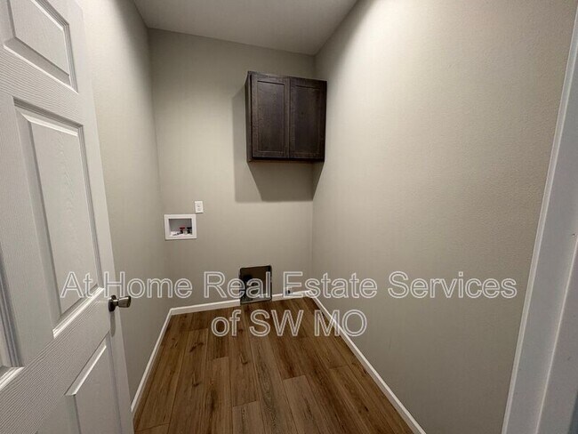 Foto del edificio - 120 W Bluegrass St