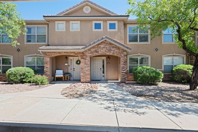 Building Photo - Beautiful 3 Bedroom Townhome In Hidden Valley Heights