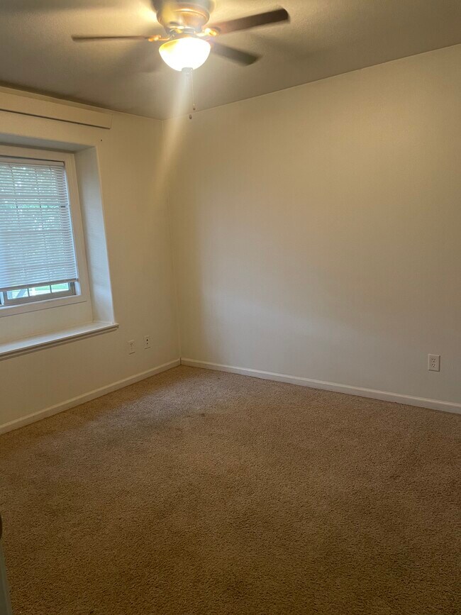 Foto del edificio - 1351 E Oakland St