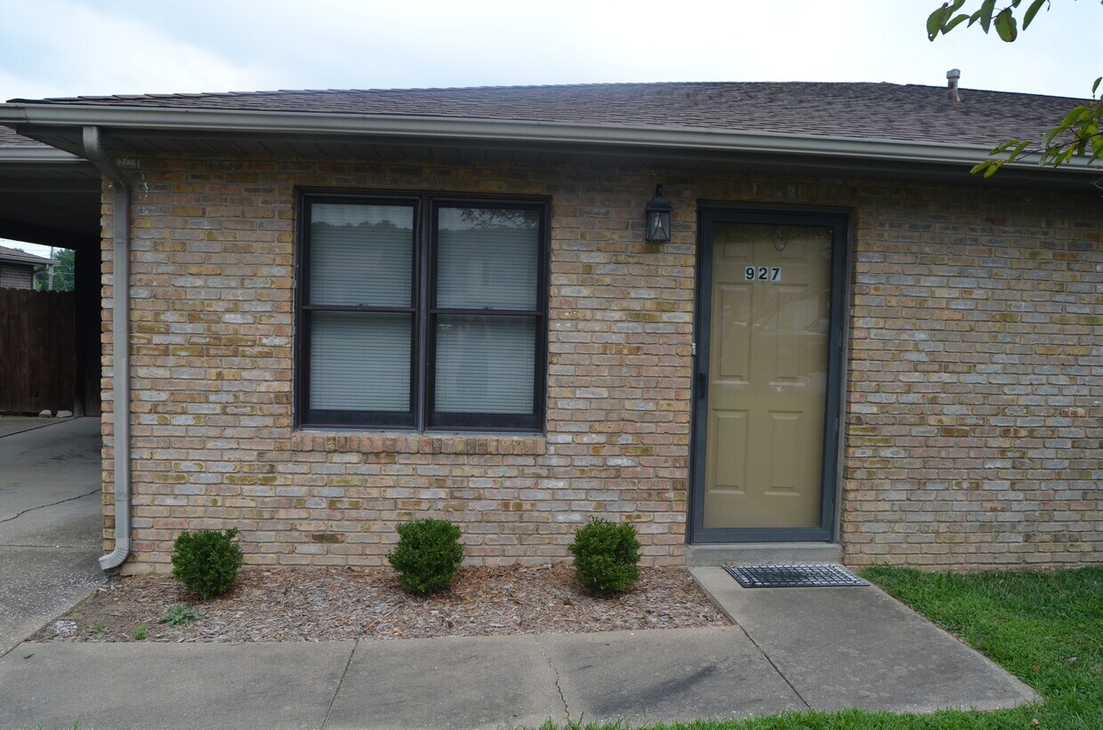 Primary Photo - Oxford Place Apartments