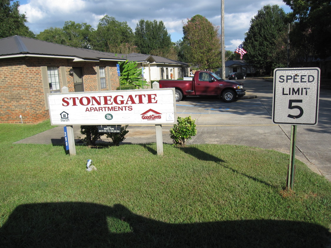 Primary Photo - Stonegate Apartments