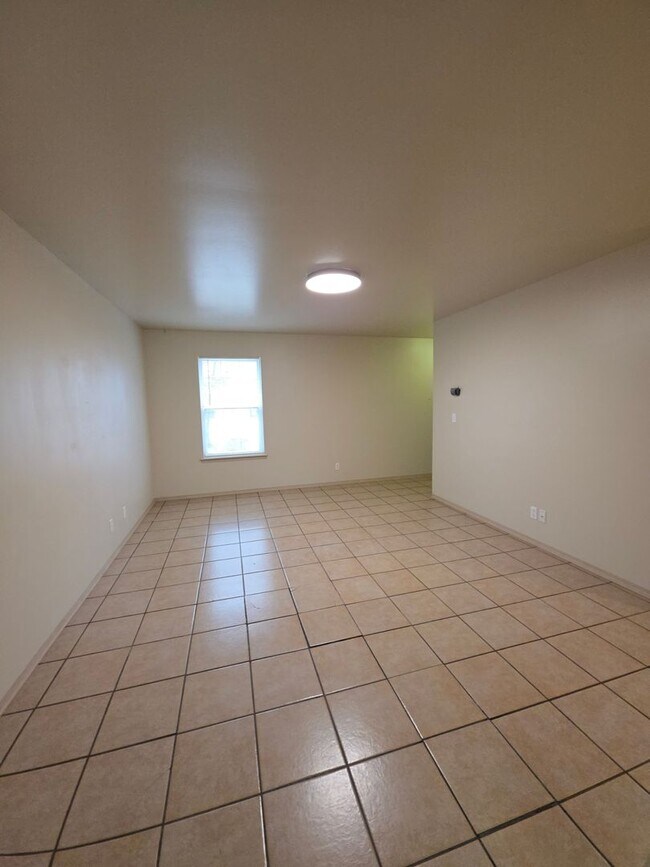 Foto del edificio - 705 E J St