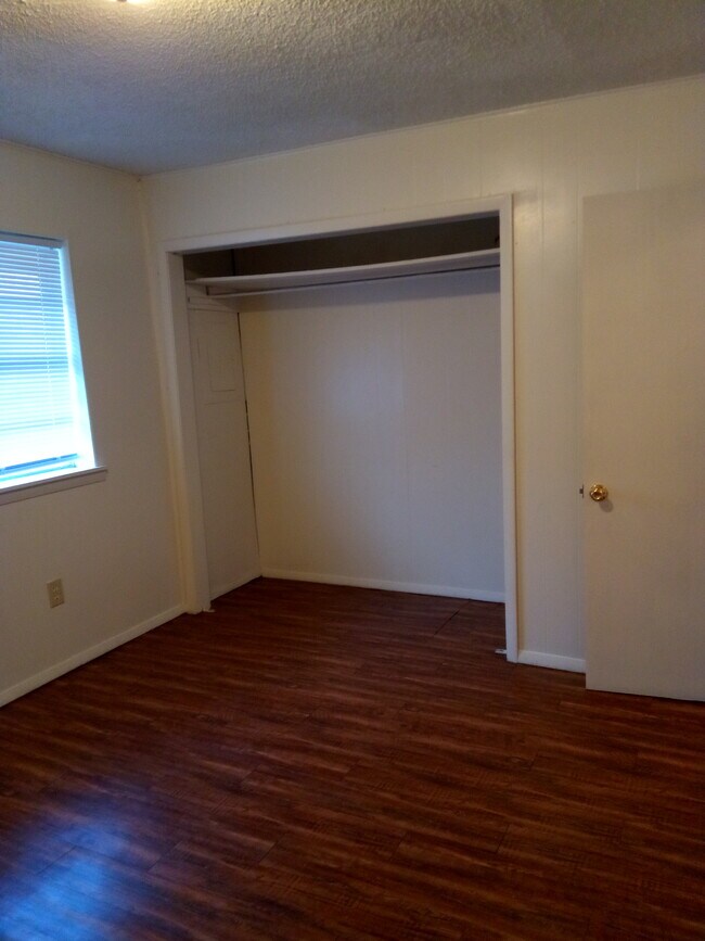 Building Photo - 1815 SW B Ave #D