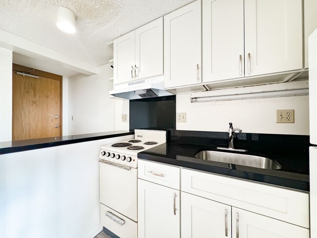 Foto del edificio - Century Park Plaza Studio with A/C