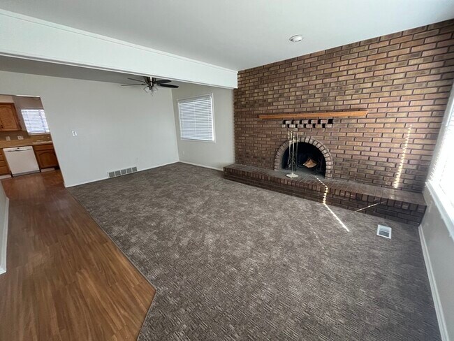 Foto del edificio - Remodeled West Jordan 4 Bedroom 4 Bath!