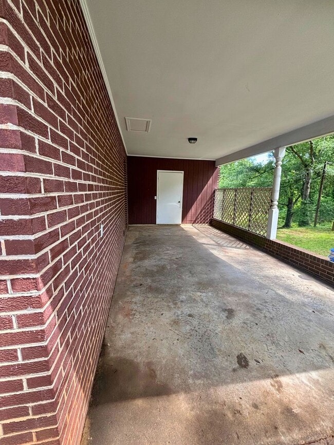 Building Photo - 2 Bedroom Brick House with Large Yard & St...