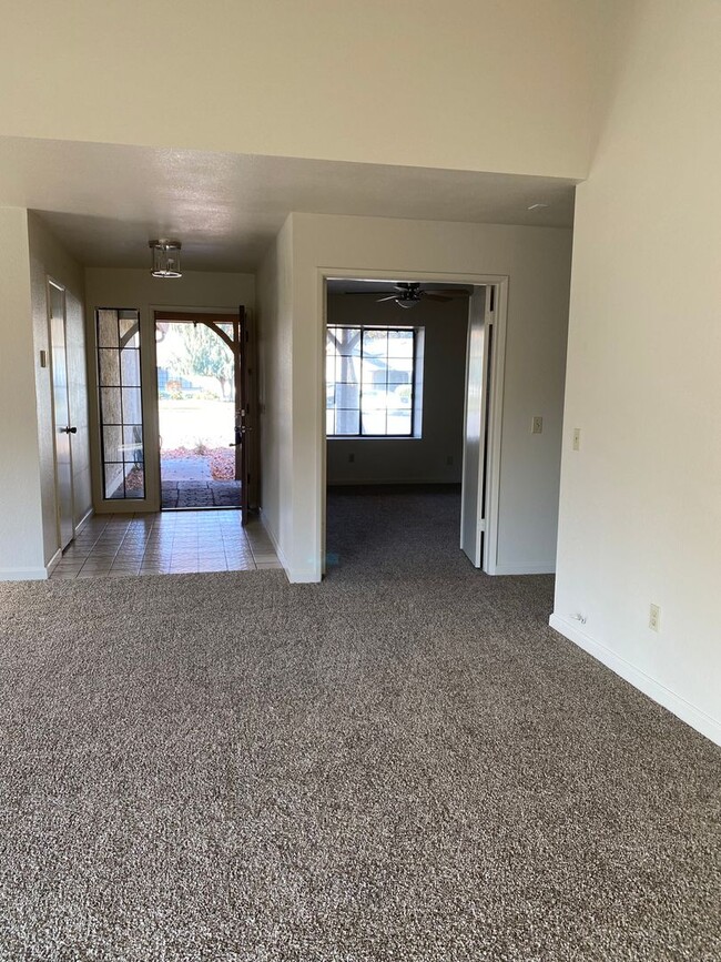 Building Photo - 3 Bedroom North Merced Available Now!!