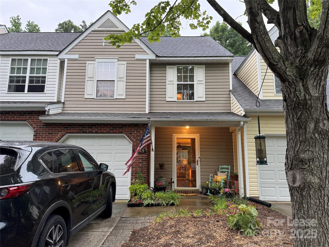 Foto principal - 8763 Robinson Forest Dr