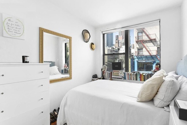 Foto del edificio - 215 E 37th St