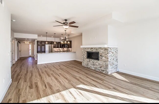 Building Photo - Beautiful river front condo move in ready!