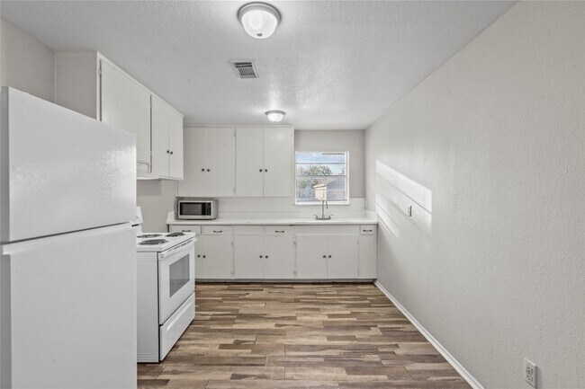 Building Photo - 2729 Main St