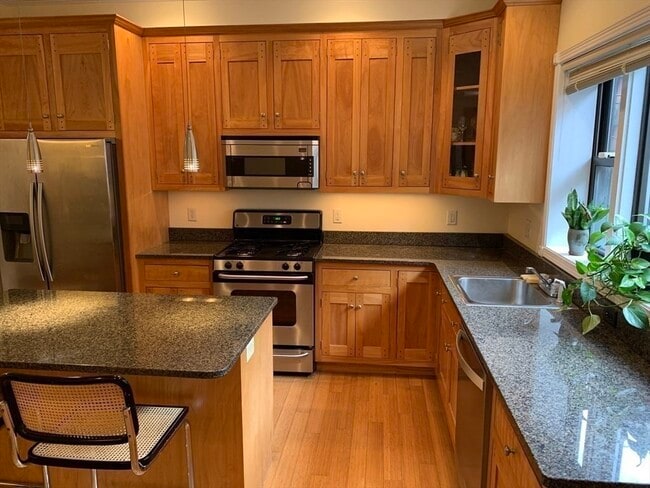 Building Photo - 14 Wellington St