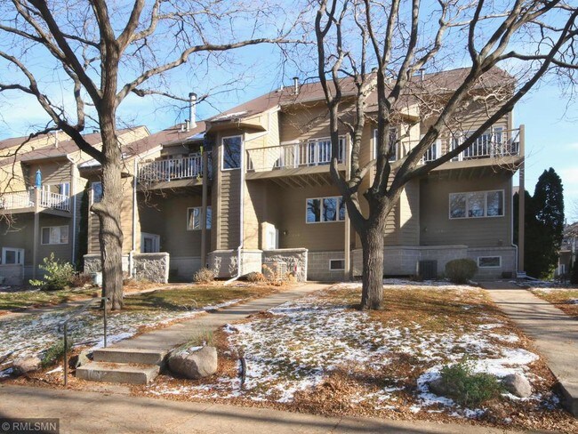 Building Photo - 2834 Kenwood Isles Dr