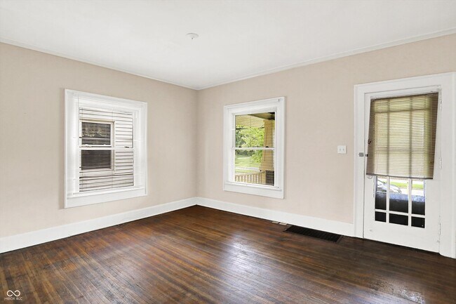 Building Photo - 628 N Riley Ave