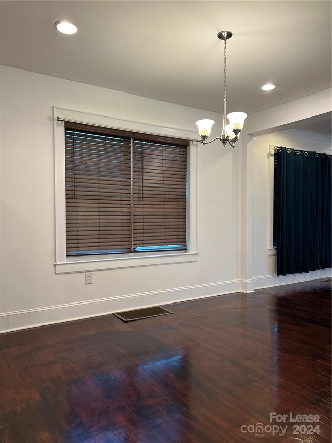 Building Photo - 424 Woodvale Pl