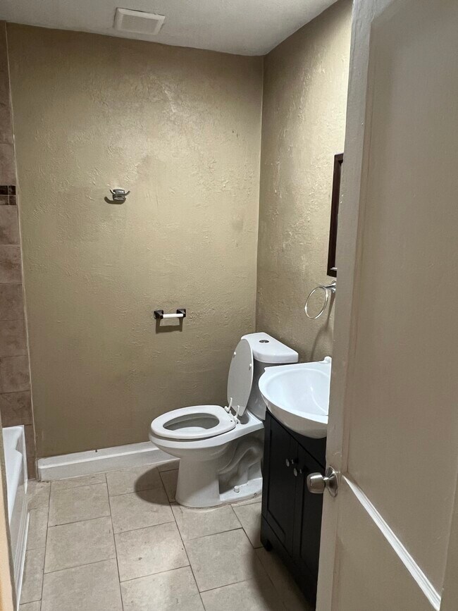 Bathroom - 3914 Pickfair St