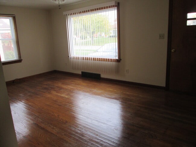 Foto del edificio - 820 Lincoln Ave SE