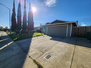 Building Photo - 735 Wedgewood Dr