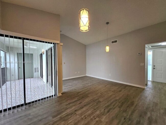 Building Photo - 1024 S Independence Dr