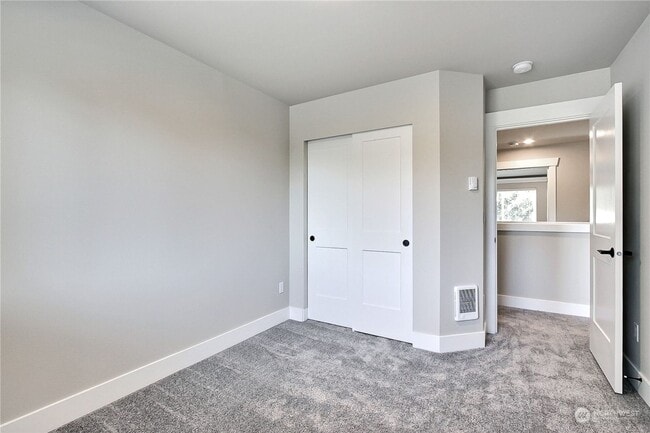 Foto del edificio - Spanaway Beautiful & Spacious Home! Apply ...