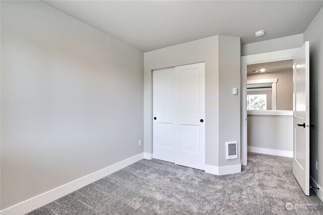 Foto del edificio - Spanaway Beautiful & Spacious Home! Apply Today