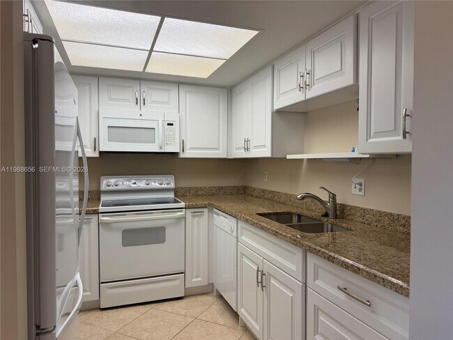 Foto del edificio - 301 SW South River Dr