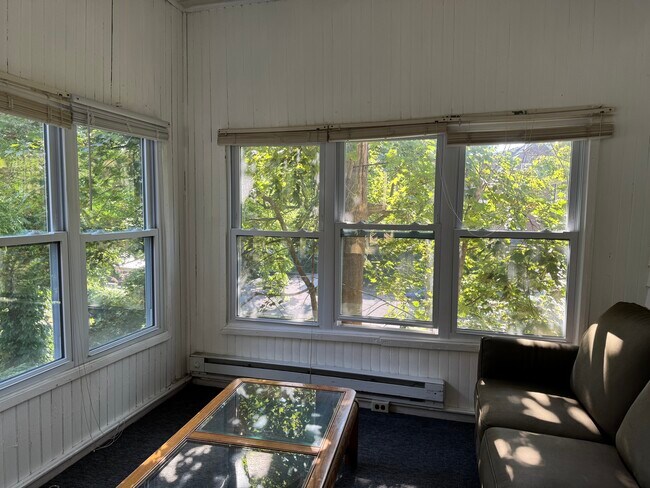 Foto del edificio - 210 Stewart Ave