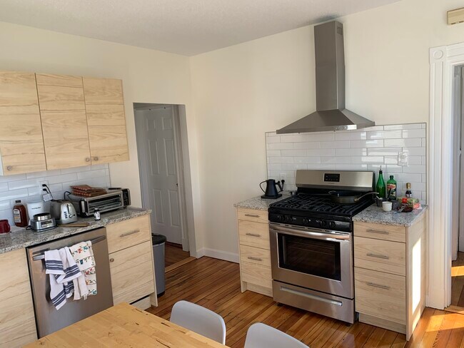 Building Photo - 10 Clary St