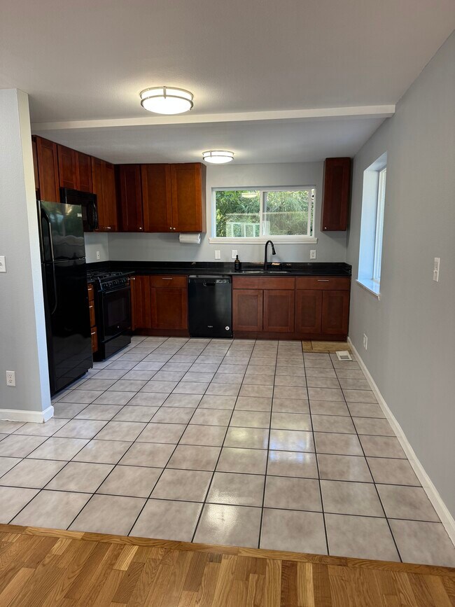 Amplia cocina abierta - 14705 31st Ave NE